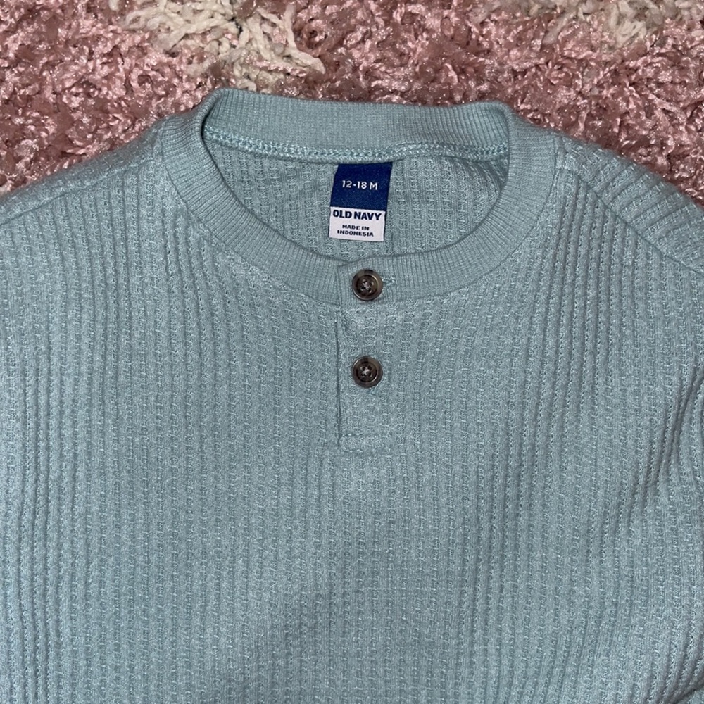 Old navy top - Picture 2 of 2